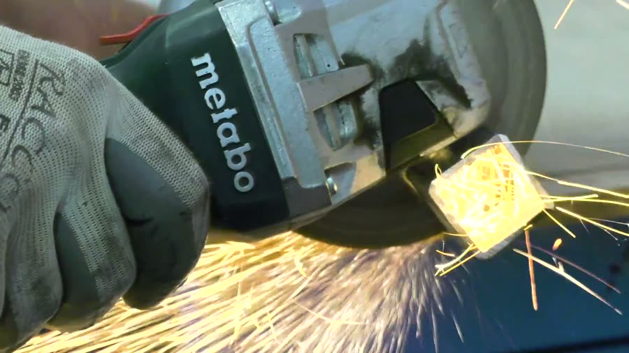 Funkenflug beim Bearbeiten eines Metallteils