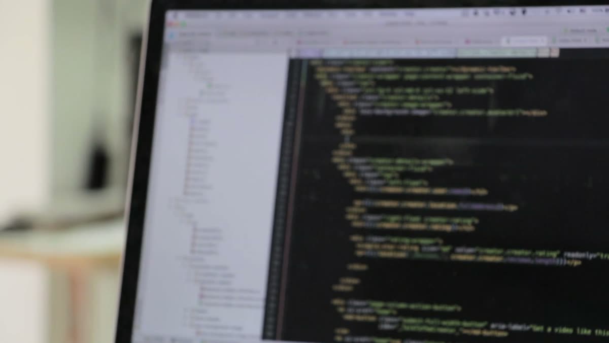 Quelltext auf einem Laptopbildschirm