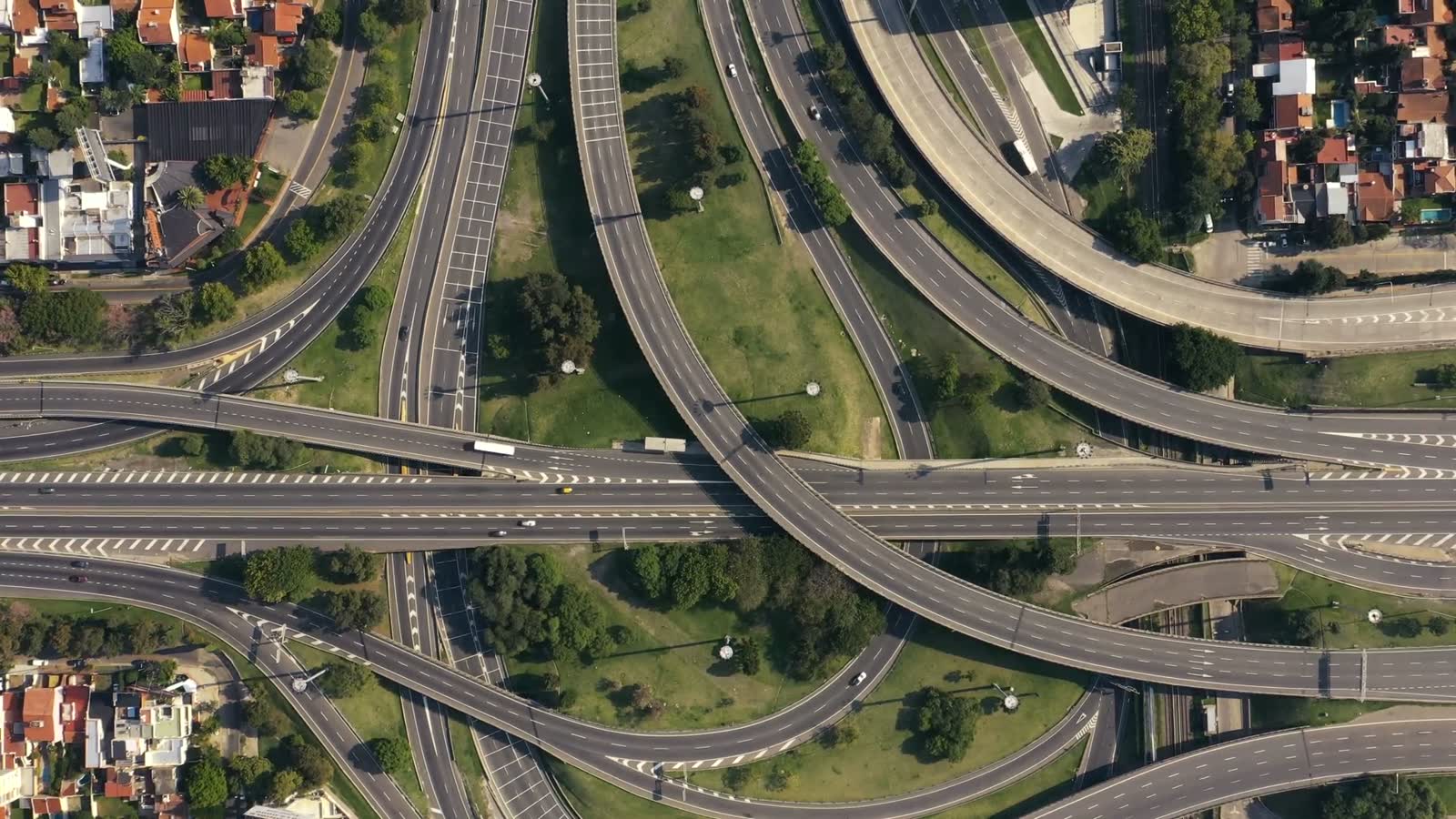 Luftbild eines mehrspurigen Autobahnkreuzes